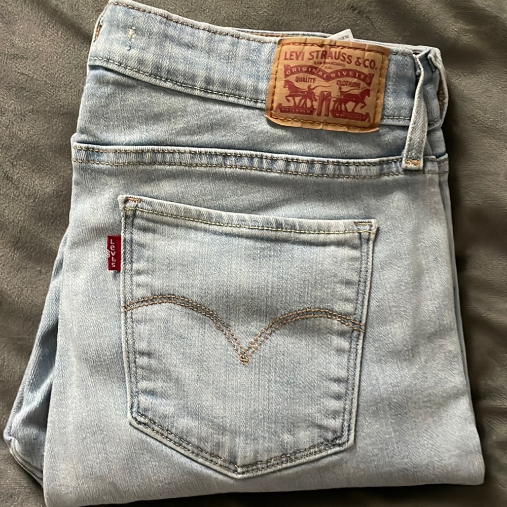 Womens Levi’s 711 skinny jeans size 30 light wash preowned